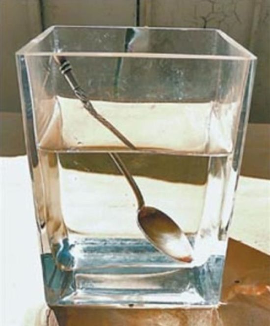 Если в стакане с водой оставить серебряную ложку, она быстро потемнеет
