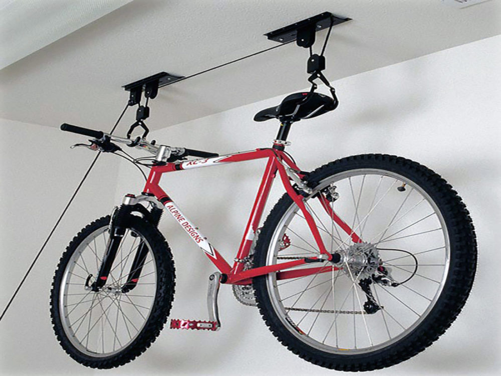 Такое крепление велосипеда можно организовать, если в квартире высокие потолки