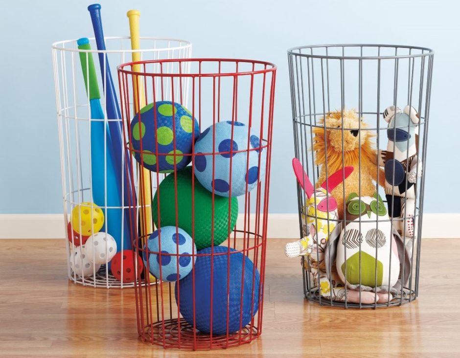 Хранить мячи и мягкие игрушки можно в проволочной корзине