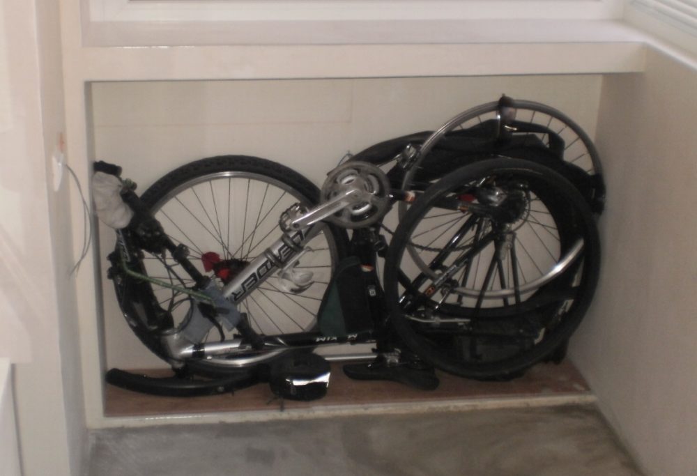 В разобранном виде велосипед можно убрать, например, в шкаф