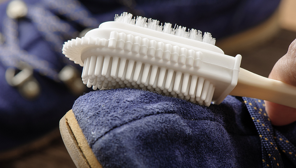 ЕЕсли чистить мокрую обувь — грязь и пыль проникнут в волокна материала и замша испортится