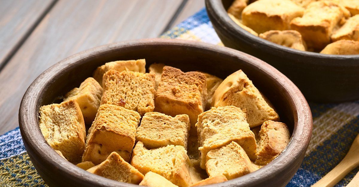 Засохший хлеб нарежьте небольшими кубиками, поставьте в духовку (150 °C), получатся аппетитные сухарики