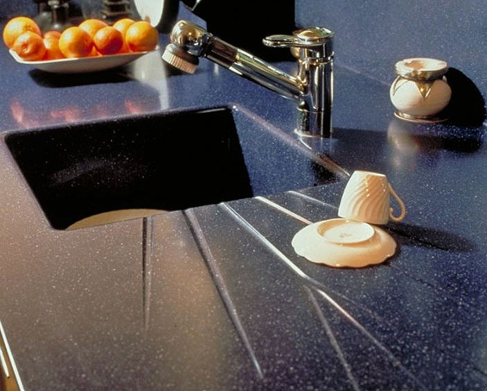 Уход за раковиной из искусственного камня должен быть после каждого мятья посуды — мойка споласкивается и протирается насухо тканью