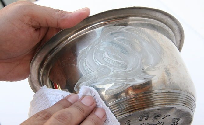 Чтобы посуда не потеряла блеск, мытье кастрюли должно быть с применением паст и гелей — они не оставляют царапин