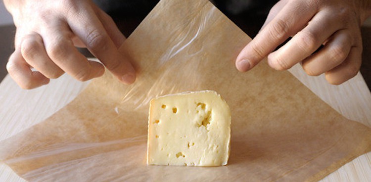 Заворачивать сыр в бумагу нельзя, в ней он быстро подсохнет. В льняных тряпочках и пищевых контейнерах сыр хранится долго.