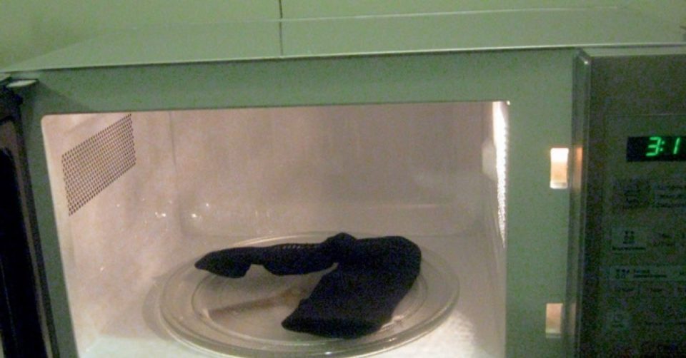 Чтобы просушить вещь в микроволновке, несколько раз включите печь на 30 секунд. Следите, чтобы не пересушить материал, могут образоваться дыры