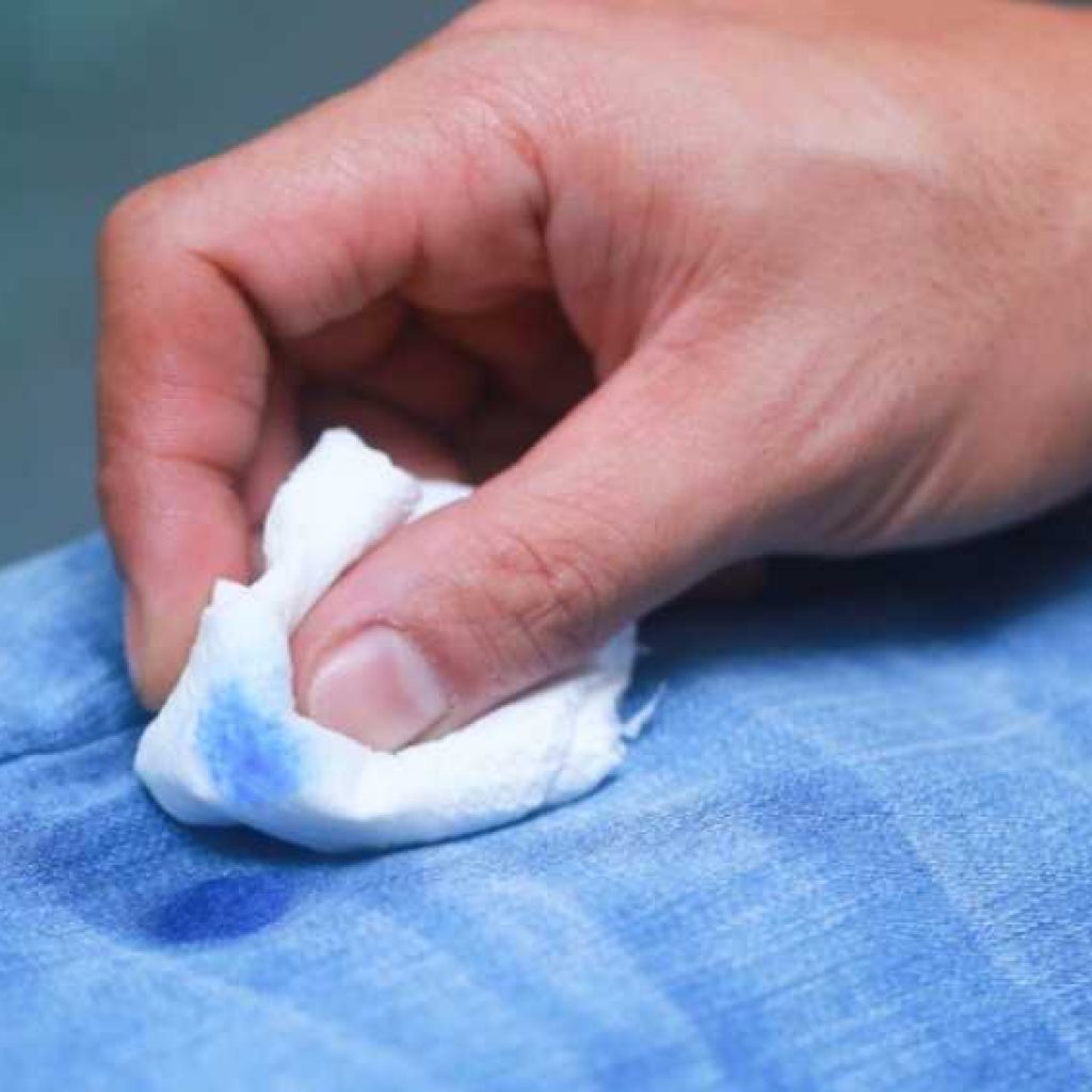 Проверить взаимодействие ткани с моющим средством можно на изгибе одежды или на малозаметном участке