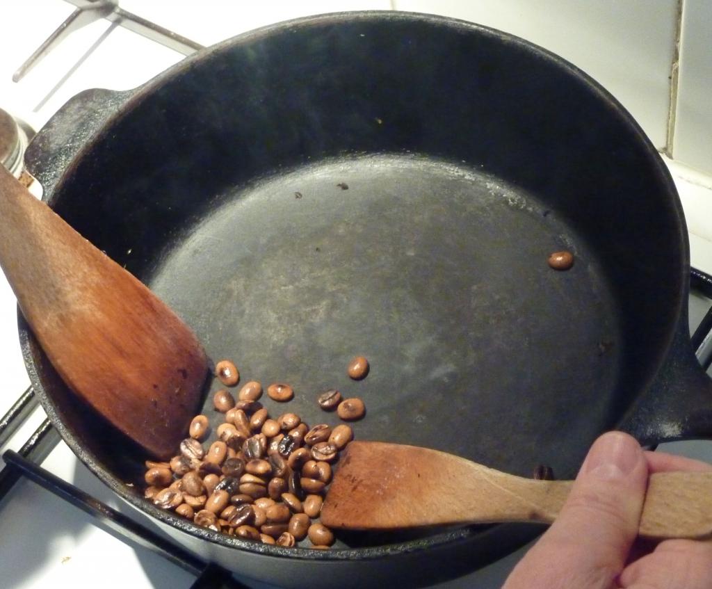 Расколите кофейные зерна на сковороде — запах из помещения быстро уйдет