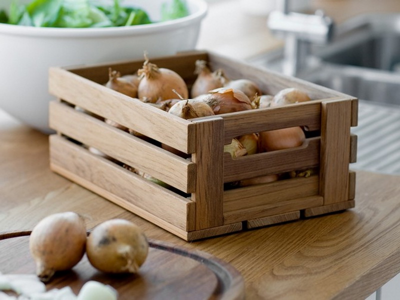 Емкость для хранения овощей должна быть с отверстиями, чтобы обеспечивалась циркуляция воздуха, например, деревянные или картонные ящики