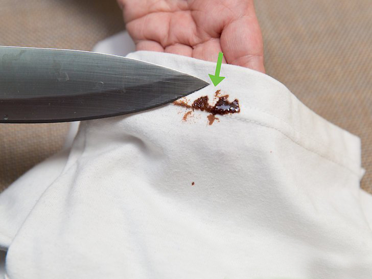 Если пятно засохло, перед очищением слой шоколада нужно отделить от материала ножом