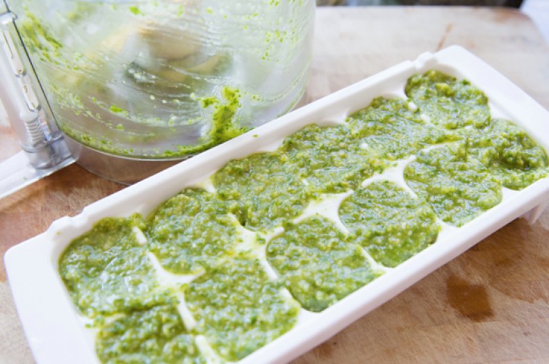Замороженная «кашица» из зелени и растительного масла удобна для приготовления гарниров и супов