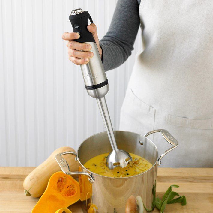 Погружной блендер удобен тем, что его можно опустить в любую емкость. С его помощью можно приготовить, например, крем-суп.