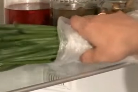 Как сохранить лук свежим в холодильнике. Нарезанный лук в холодильнике. Как хранить зеленый лук в холодильнике.