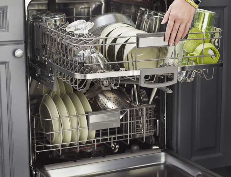 Очень важно знать, как правильно загружать посуду в посудомоечную машину. От этого зависит качество мытья