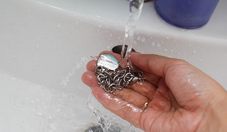 После чистки серебра любым из описанных способов тщательно промывайте его чистой водой