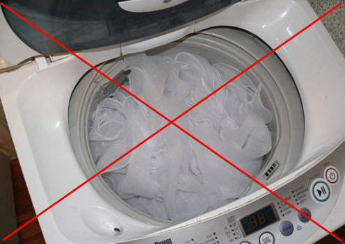 Стирка свадебного платья в стиральной машине запрещена — иначе ткань испортится, и «отлетят» декоративные элементы