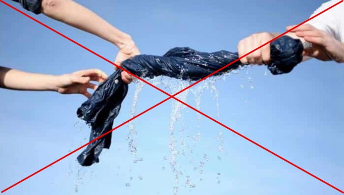 Верхнюю одежду, особенно из натуральной ткани, нельзя выжимать. Из-за этого могут появиться заломы