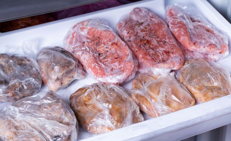 Не складывайте мясо так, как на фото. Чтобы контролировать сроки хранения продуктов в морозильной камере, всегда пишите на пакетах дату закладки