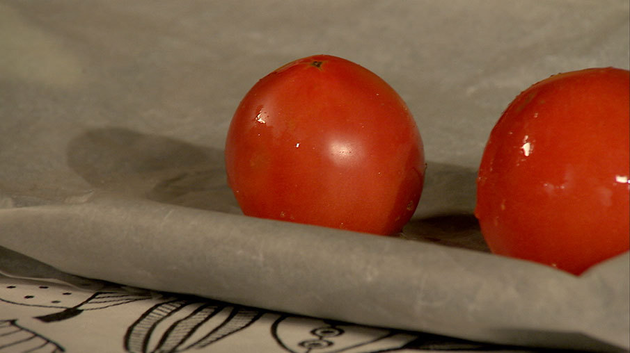 Чтобы томаты хранились еще дольше – упакуйте каждый плод в бумагу.