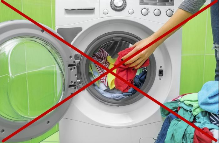 Даже не размышляйте, можно ли стирать пиджак в стиральной машине. Нет! Только ручная стирка, иначе он будет похож на тряпку