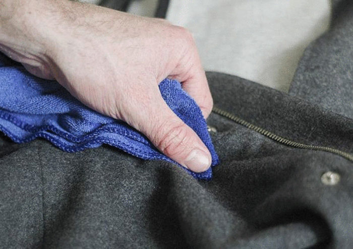 Для стирки пиджака не используйте горячую воду — она может испортить ткань. Температура воды должна быть не выше 40 °C