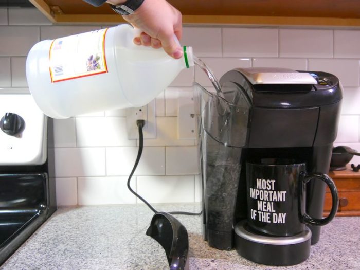 Прочистить капельную кофеварку можно уксусом: залейте его с водой (1:1) в резервуар, запустите аппарат, затем промойте емкость