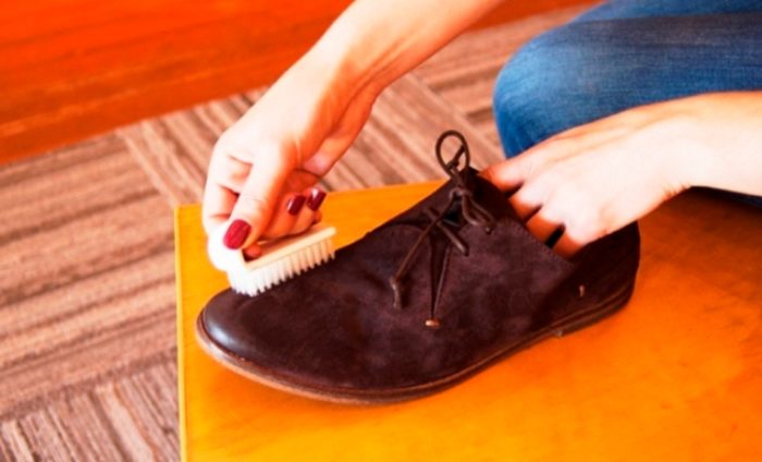 Чтобы почистить обувь из нубука в домашних условиях, не нужны дорогостоящие средства. Есть много эффективных народных методов