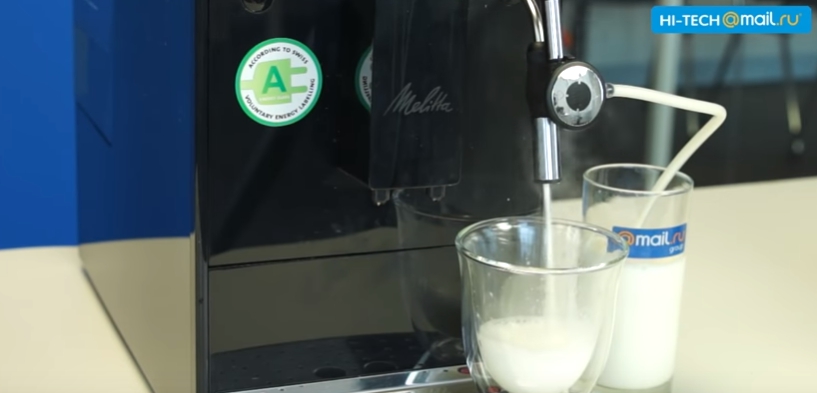 Капучинатор взбивает молоко в пену, чтобы вы наслаждались латте у себя дома