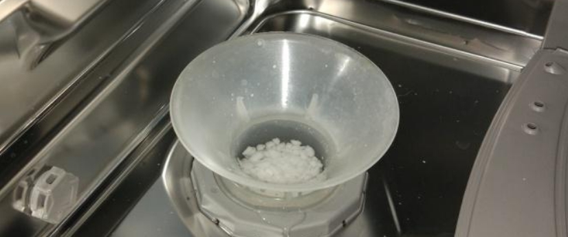 Как правильно добавить соль в посудомоечную машину?