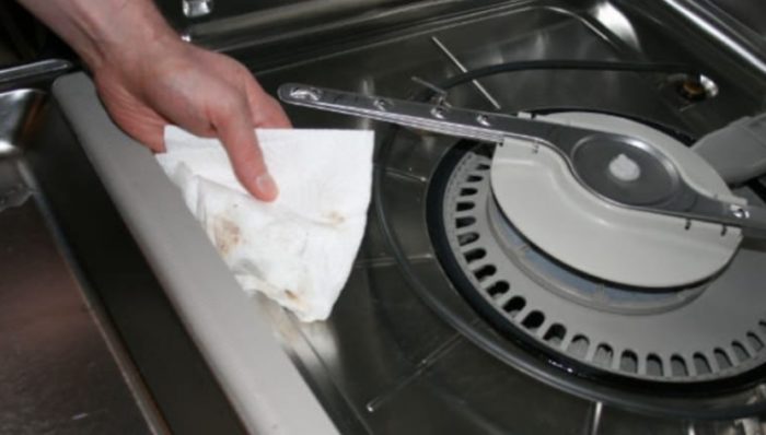 Чтобы добиться идеальной чистоты, после процесса очистки протирайте уплотнения и стыки тряпочкой