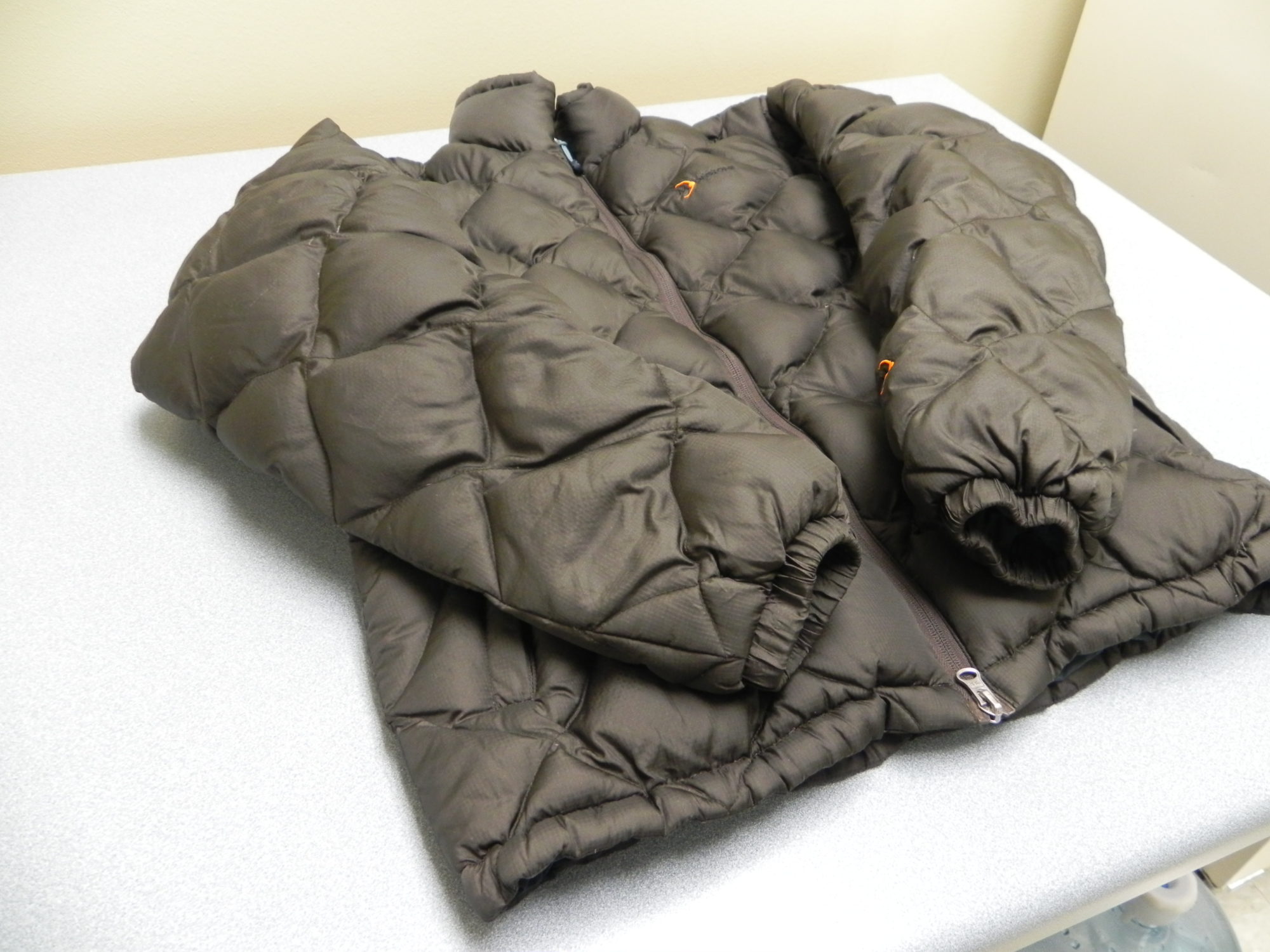 Чтобы куртка обрела прежнюю форму и объем, сушите ее в горизонтальном положении, периодически встряхивая